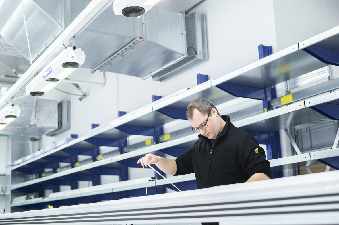 Mitarbeiter der CLD Germany an einem Arbeitsplatz mit ESD-Schutz